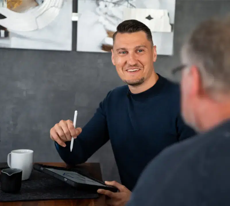 Energieberater erklärt Förderung - Gespräch mit Kunden