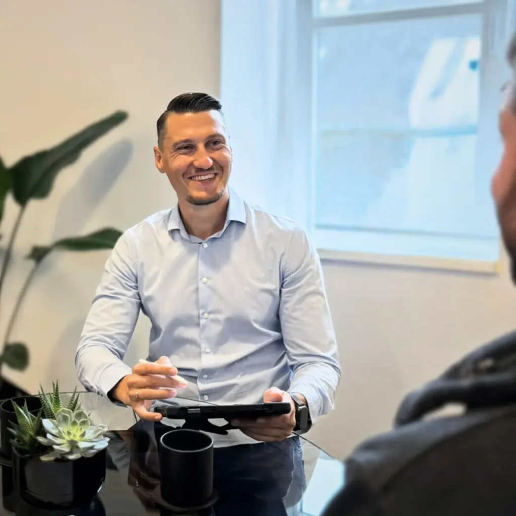 Energieberater erklärt Förderung - Gespräch mit Kunden